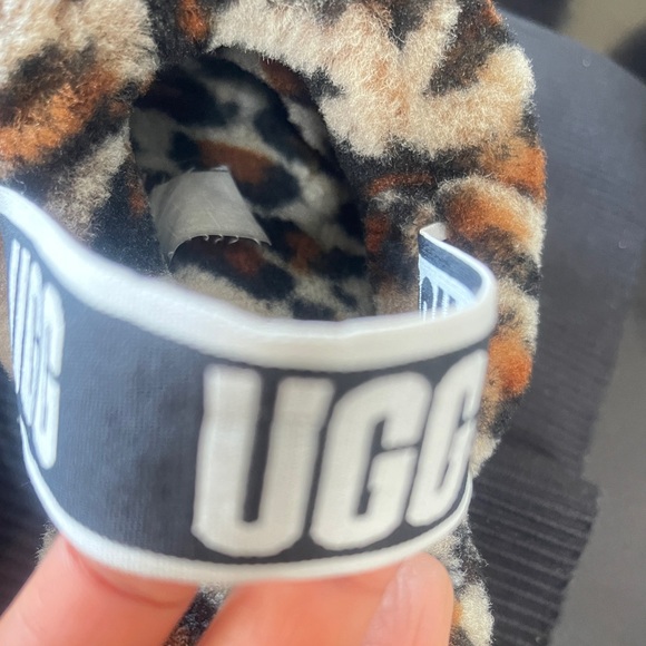 Cheetah Ugg Slippers Size:9 UGG
$30 $120 - Picture 5 of 7